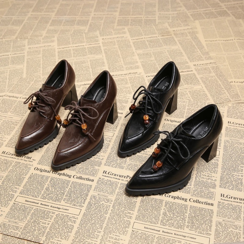 Pump Heel Block - Retro czółenka damskie z paskami, głębokim